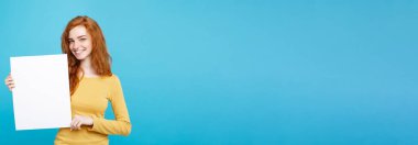 Boş işaret gösteren gülümseyen portre genç güzel çekici Kızıl kızıl saçlı kız kadar yakın. Mavi Pastel renkli. Kopya alanı