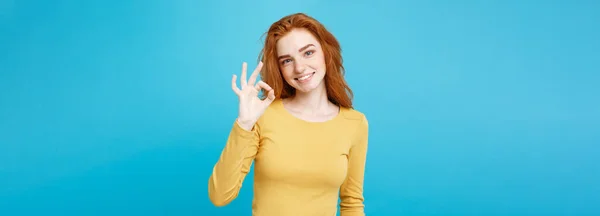 乐趣和人们观念 爆头画像的雀斑微笑和制作 的手势 用手指的迷人姜红头发女孩 淡蓝色背景 复制空间 — 图库照片