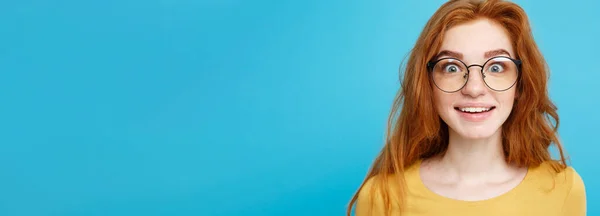 Закрыть Портрет Молодой Красивой Привлекательной Рыжеволосой Девушки Очках Шокирующих Синий — стоковое фото