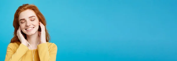 Lifestyle Concept Портрет Веселой Жизнерадостной Рыжеволосой Девушки Имбирными Волосами Которая — стоковое фото