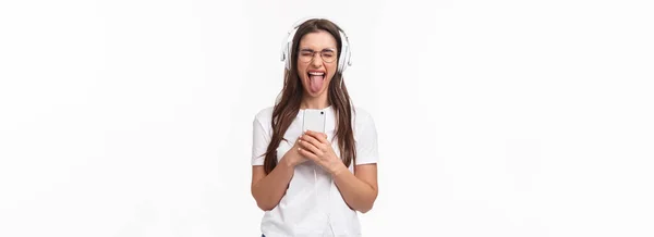 헤드폰을 스마트폰으로 음악을 행복하고 열정적 여자의 — 스톡 사진