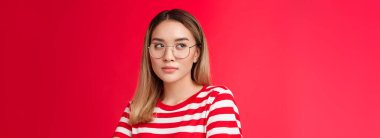 Küstah, kendine güvenen, yakışıklı, sarışın, Asyalı kadın kendinden emin, kendine güvenen gözlük takan kadın gazeteci, bilgi toplayan internet blogu, ilginç haberler bulmaya teşvik edici..