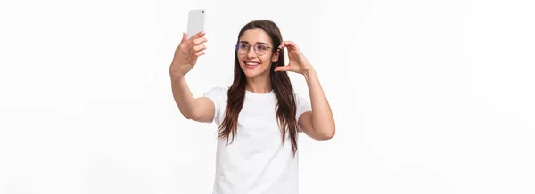 Comunicación Tecnología Estilo Vida Retrato Encantadora Mujer Joven Sonriente Gafas — Foto de Stock