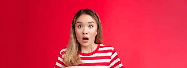 Close Shocked Alarmed Speechless Asian Blond Woman Drop Jaw Gasping — Stock Photo, Image