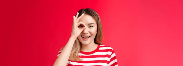 Primer Plano Optimista Chica Asiática Positiva Mirar Través Signo Sonriendo —  Fotos de Stock