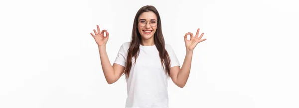 Cintura Retrato Sorrir Menina Atraente Feliz Óculos Shirt Mostrando Sinais — Fotografia de Stock