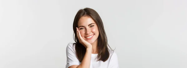 Detailní Záběr Krásné Usmívající Brunetky Dívka Dotýkající Tváří Červenající Přes — Stock fotografie
