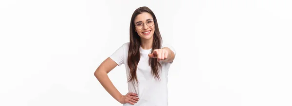 请你加入她的团队 招募人员 用手指对着相机笑 自信地站在她的选择 白色背景的快乐微笑年轻女子的蜡像 — 图库照片