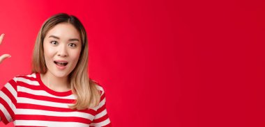 Yakından bakıldığında güzel görünümlü Asyalı şehir kadını sarışın saç modeli palmiye palmiyesi gösterisi, geniş çapta gülümseyen beşinci numara alışverişi ayakta tut kırmızı arka plan kaygısız ve rahat..