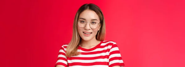 Primer Plano Confiado Asertivo Rubio Asiático Mujer Usar Gafas Cruz —  Fotos de Stock