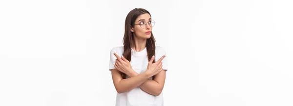 ウエストアップポートレートの優柔不断な思慮深い若い女性で眼鏡 20代の女性学生彼女のパスを選ぶ 指を横に左と右を指して 意思決定 白い背景を考えます — ストック写真