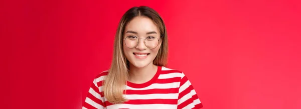 Primer Plano Alegre Asiática Rubia Chica Usar Gafas Sonriendo Agradable —  Fotos de Stock
