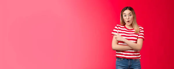 Очарованный Удивлен Милая Азиатская Девушка Очках Говорить Невероятном Предложении Складные — стоковое фото