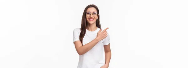 Portret Talii Przyjaznej Atrakcyjnej Młodej Dwudziestolatki Okularach Doradzającej Polecającej Wypróbować — Zdjęcie stockowe