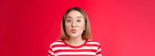 Roztomilý Pěkný Asijské Blond Moderní Dospívající Dívka Skládací Rty Očekávání — Stock fotografie