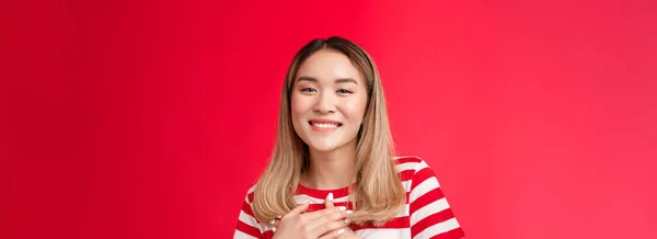 Close Przetarg Dotknął Młody Uroczy Azjatycki Blondynka Dziewczyna Prasa Dłonie — Zdjęcie stockowe