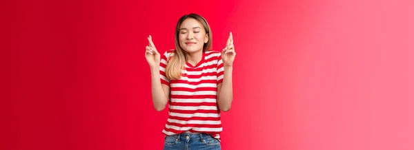 Hoopvol Dromerig Teder Blond Aziatisch Schattig Meisje Sluiten Ogen Glimlachen — Stockfoto