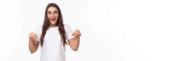 Potret Pinggang Dari Wanita Muda Bersemangat Cantik Melihat Berita Fantastis — Stok Foto