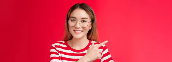 Gute Gelegenheit Hinter Der Ecke Nettes Asiatisches Mädchen Mit Brille — Stockfoto
