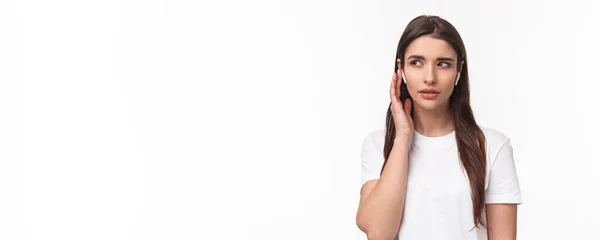 Close Portret Młodej Białej Kobiety Shirt Noszenie Słuchawek Bezprzewodowych Słuchać — Zdjęcie stockowe