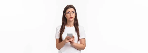 コミュニケーション テクノロジー ライフスタイルの概念 問題のある若い女性の肖像画は 友人のために心配し テキストメッセージを送信する場合 彼女は大丈夫と考えて 神経を見て 携帯電話を保持 — ストック写真