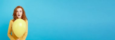 Portre mutlu genç güzel çekici Dişileştirilmiş kız renkli parti balon ile gülümseyen kapatın. Mavi Pastel renkli.
