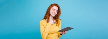 İnsan ve teknoloji kavramı - portre genç güzel çekici Dişileştirilmiş kız dijital masada bir şey yeme içme ile gülümseyen mutlu yakın. Mavi Pastel renkli. Kopya alanı.