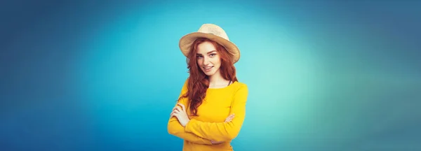 旅行の概念 トレンディな帽子とサングラス笑みを浮かべて肖像若い美しい魅力的な Redhair 女の子を閉じる 青いパステル背景 コピー スペース — ストック写真