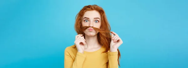 ヘッド髪偽口髭の男を模倣して幸せな生姜赤い髪の少女の肖像画 パステル ブルーの背景 コピー スペース — ストック写真