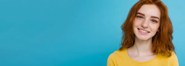 ヘッドショットカメラを見て微笑むそばかすを持つ幸せな生姜赤髪の女の子の肖像 パステルブルーの背景 コピースペース — ストック写真