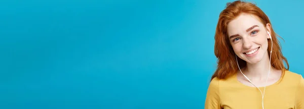 Lifestyle Concept Портрет Веселой Жизнерадостной Рыжеволосой Девушки Имбирными Волосами Которая — стоковое фото