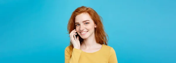 生活方式和技术的概念 通过手机和朋友谈话既高兴又兴奋的开朗快乐姜红头发女孩的画像 柔和的蓝色背景上的孤立 复制空间 — 图库照片