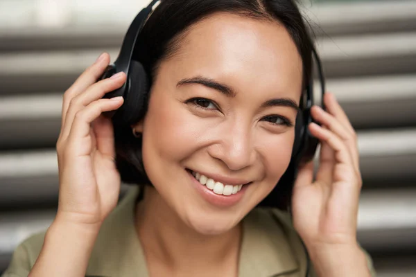 Primer Plano Retrato Sonriente Chica Asiática Los Auriculares Escucha Música —  Fotos de Stock