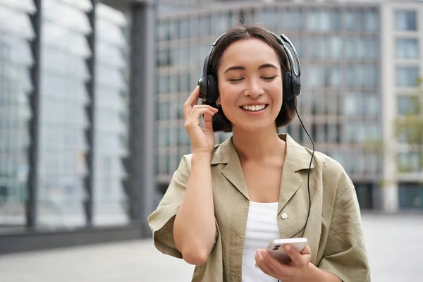 Concepto Servicios Transmisión Feliz Chica Asiática Escucha Música Los Auriculares — Foto de Stock