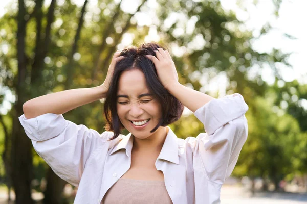 人と感情の概念 幸せなアジアの女性は笑って笑顔 公園で夏の日にポーズ スペースのコピー — ストック写真