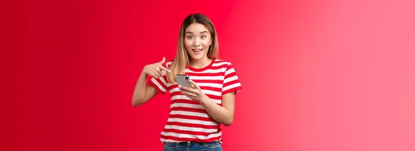 Girl Telling You Awesome Promo Online Shop Smiling Impressed Hold — Stock Photo, Image