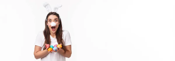 Retrato Mujer Divertida Feliz Emocionada Usando Traje Conejo Orejas Mascarilla — Foto de Stock