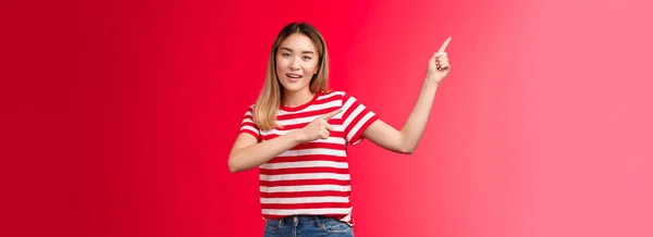 Enthusiastic Friendly Modern Asian Blond Girl Suggest Perfect Place Hang — Stock Photo, Image