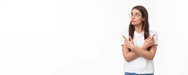 Gözlüklü Kararsız Düşünceli Genç Bir Kadının Belden Yukarı Portresi Yaşlarda — Stok fotoğraf