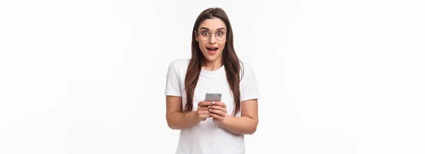 技术和生活方式概念 令人印象深刻的 兴奋的漂亮女孩的肖像收到了好消息 从购物应用程序可怕的通知 要去购买 持有手机 — 图库照片