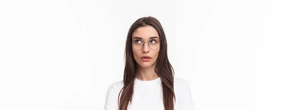 Primer Plano Retrato Molesta Arrogante Joven Morena Bonita Mujer Gafas — Foto de Stock