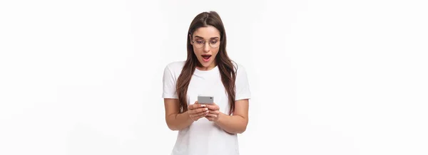 コミュニケーション テクノロジー ライフスタイルの概念 驚きと驚きの肖像 眼鏡で興奮若い白人女性 携帯電話を見て テキストメッセージを介して素晴らしい新しい受信します — ストック写真