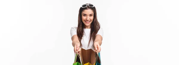 ショッピング レジャー ライフスタイルのコンセプト ここでは あなたのためにそれを見てください 友人と一緒に幸せな若い女性を共有し 休暇のためのスタッフの多くを購入するとして彼女のバッグの中に何を示す — ストック写真