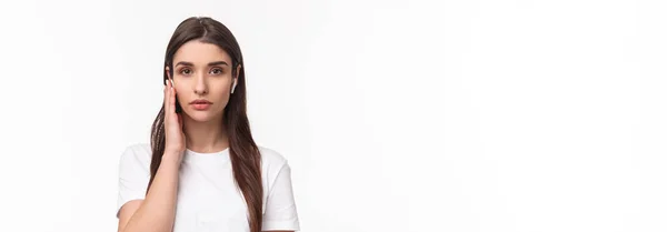 Närbild Porträtt Allvarliga Utseende Unga Självsäkra Kvinnliga Asnwering Samtal Med — Stockfoto
