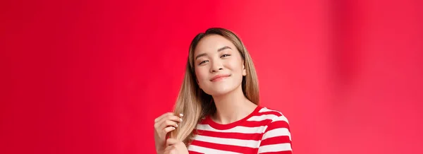 Närbild Nöjd Söt Bekymmersfri Asiatisk Blond Flicka Känsla Glad Och — Stockfoto