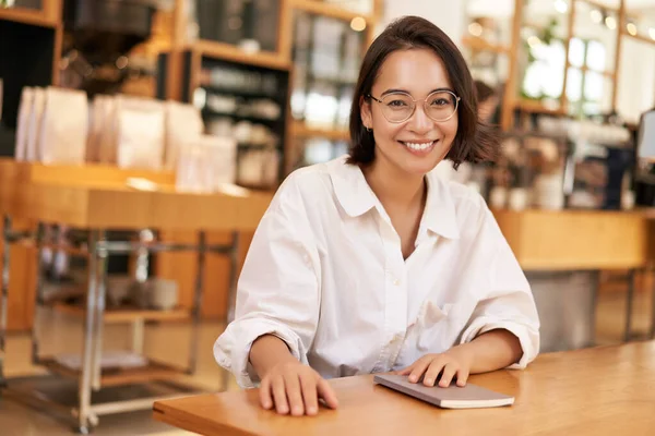Jovem Mulher Asiática Elegante Empresária Óculos Sentado Café Com Notebook — Fotografia de Stock