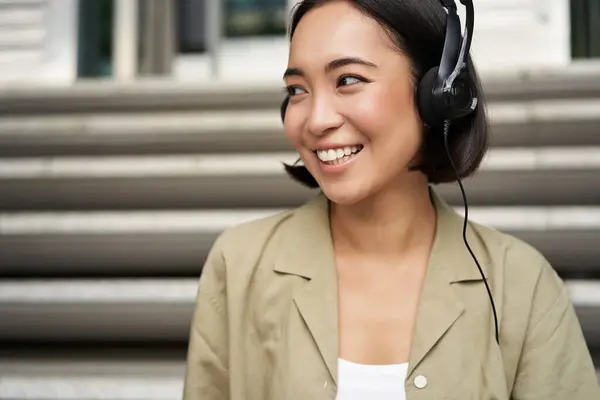 Retrato Una Hermosa Chica Auriculares Escuchando Música Sonriendo Caminando Centro — Foto de Stock