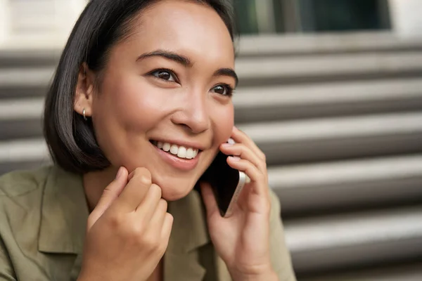 Cep Telefonundaki Asyalı Kız Konuşmalarının Yakın Plan Portresi Telefonunu Kullanan — Stok fotoğraf