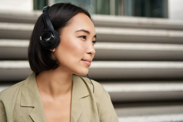 Mujer Asiática Joven Escuchando Música Los Auriculares Sentado Fuera Calle —  Fotos de Stock