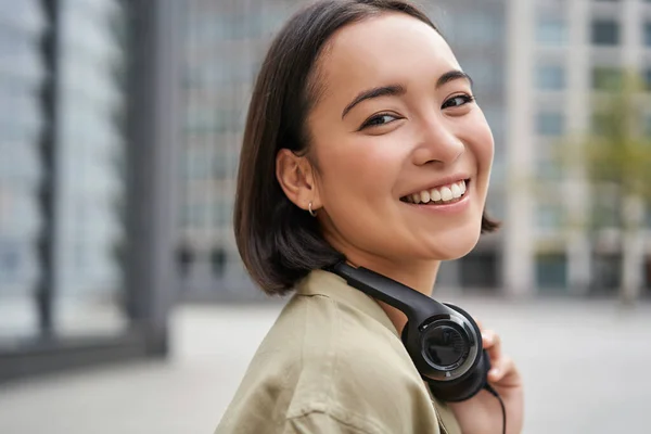 Retrato Mujer Asiática Feliz Auriculares Disfruta Música Mientras Camina Ciudad —  Fotos de Stock